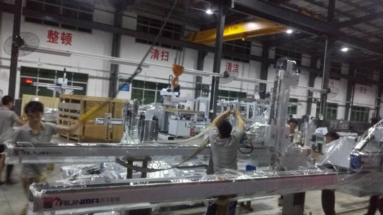 注塑機(jī)機(jī)械手.jpg
