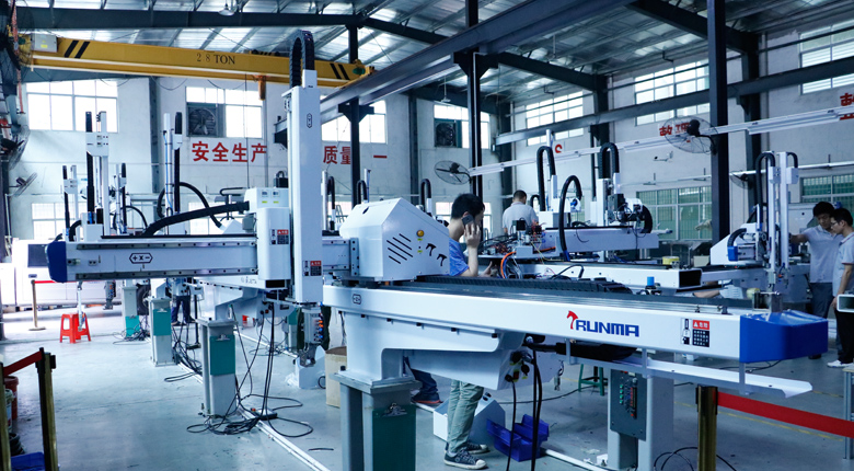 在制造業(yè)生產(chǎn)中機械手和人工的對比